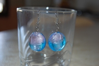 boucles d`oreilles Palets ronds mauve et bleu