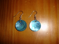 boucles d`oreilles nacre bleue